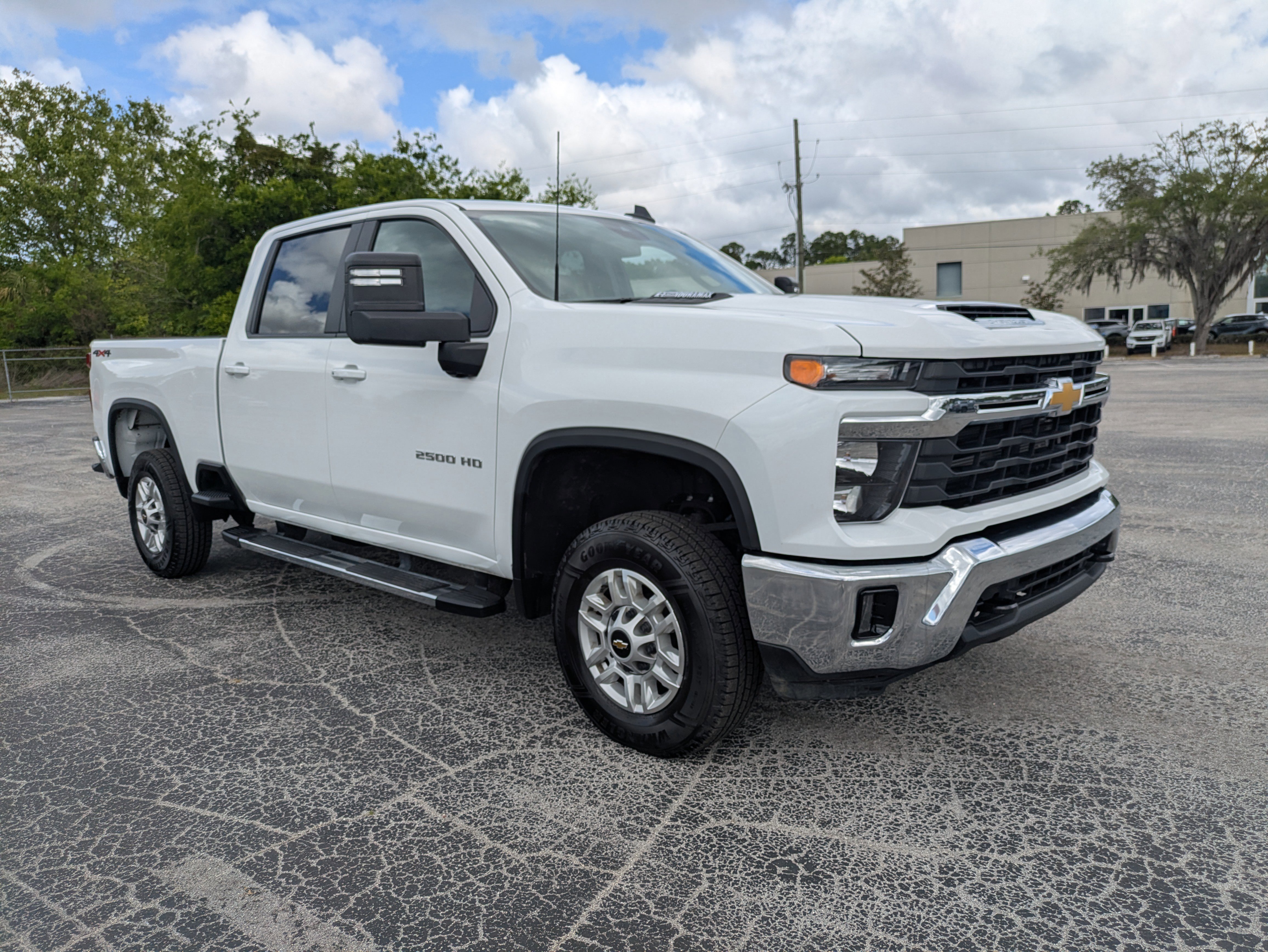 Used 2025 Chevrolet Silverado 2500 LT w/ Convenience Package AWD/4WD image 2