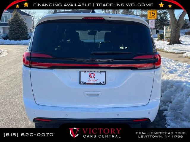 Used 2024 Chrysler Pacifica Select image 5