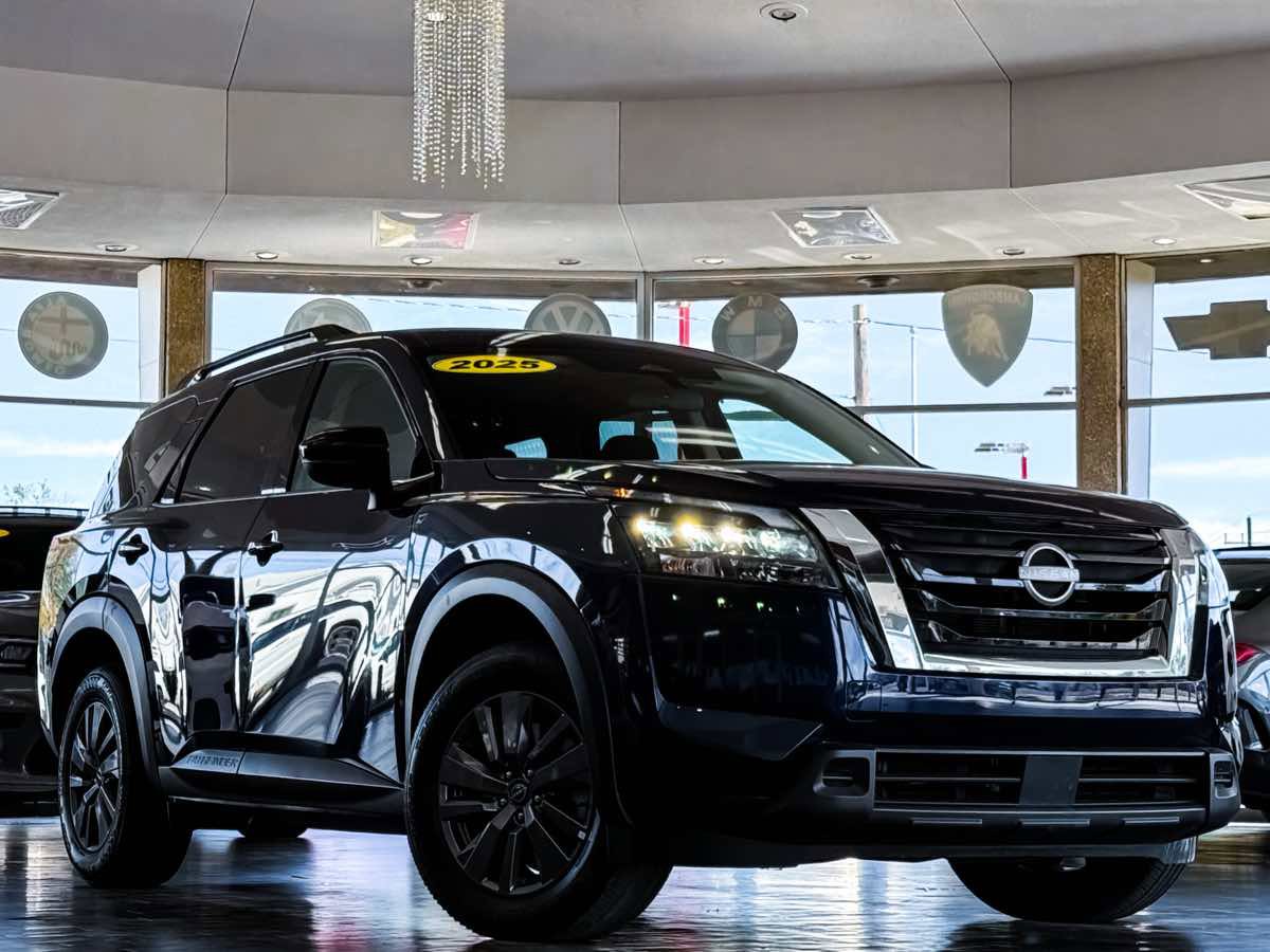 Used 2025 Nissan Pathfinder SV image 1