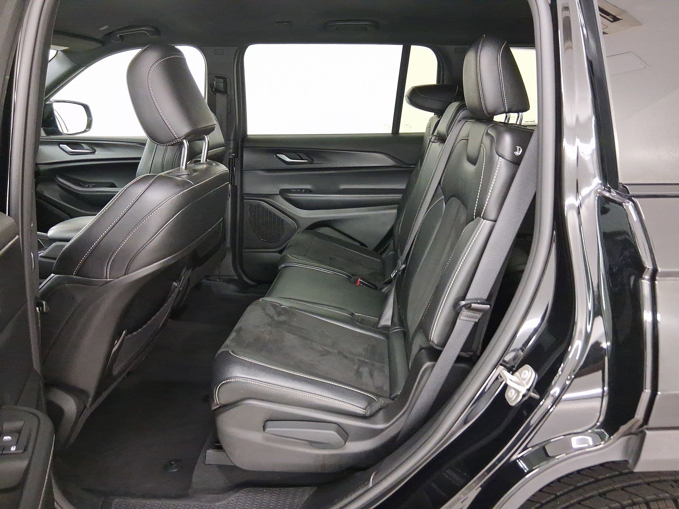 Used 2024 Jeep Grand Cherokee L Laredo image 12