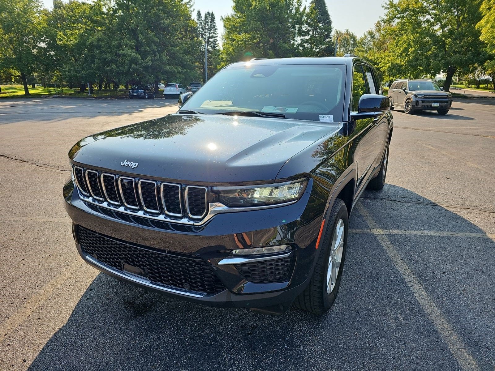 Used 2023 Jeep Grand Cherokee Limited w/ Luxury Tech Group II AWD/4WD image 2