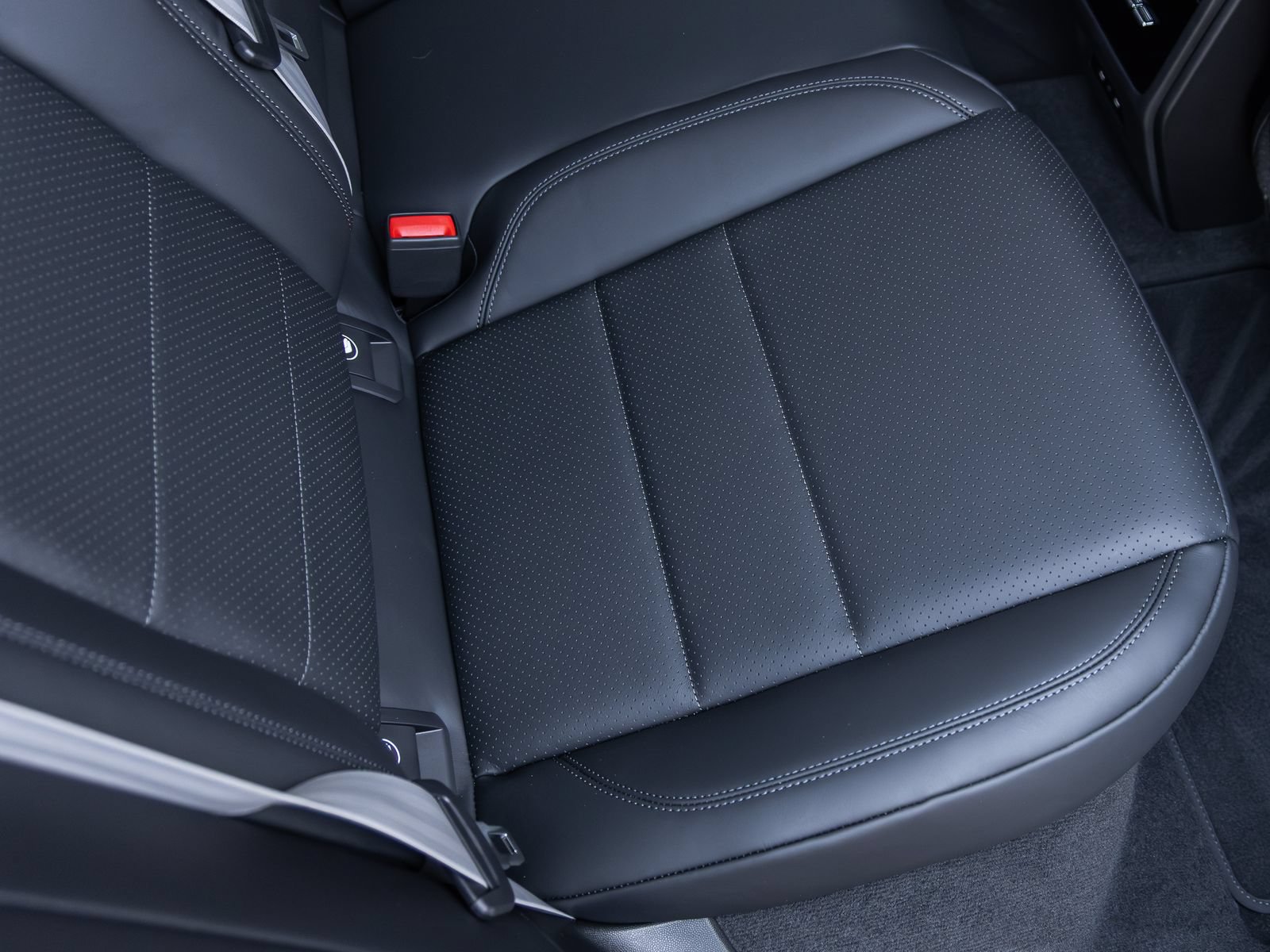 Certified 2025 Porsche Macan Electric RWD image 40