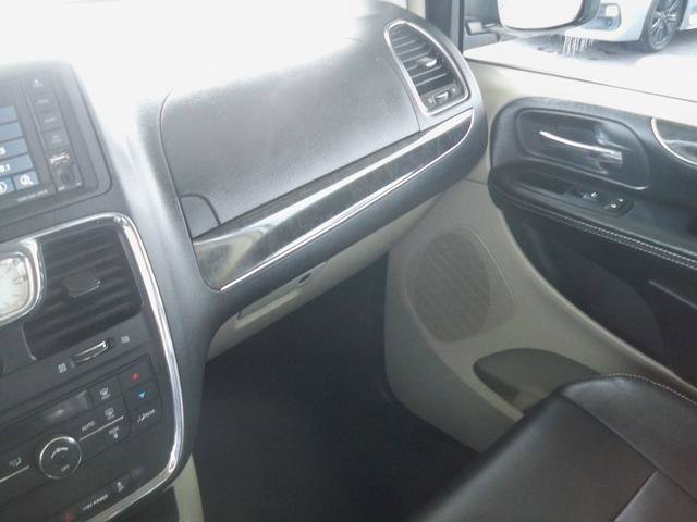 Used 2015 Chrysler Town & Country Touring image 12