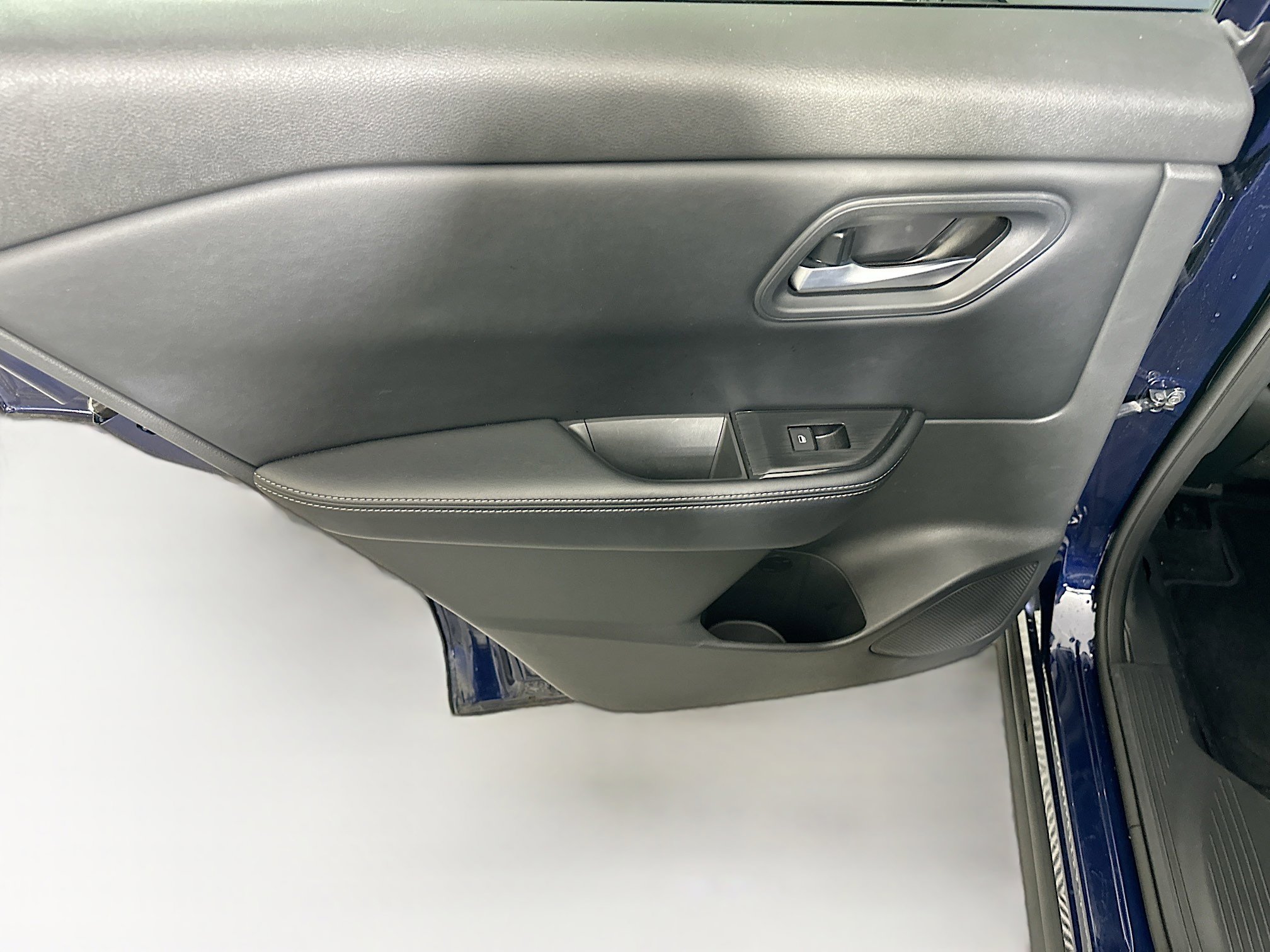 Used 2025 Nissan Rogue SV image 24