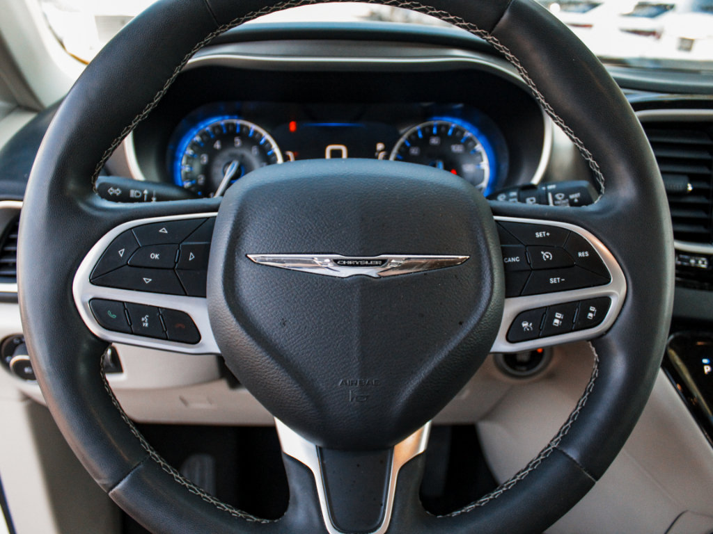 Used 2023 Chrysler Pacifica Touring-L FWD image 12