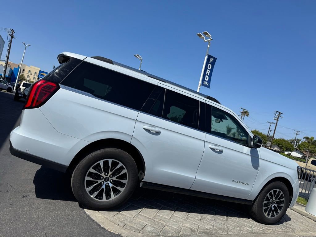 Used 2025 Ford Expedition Platinum AWD/4WD image 2