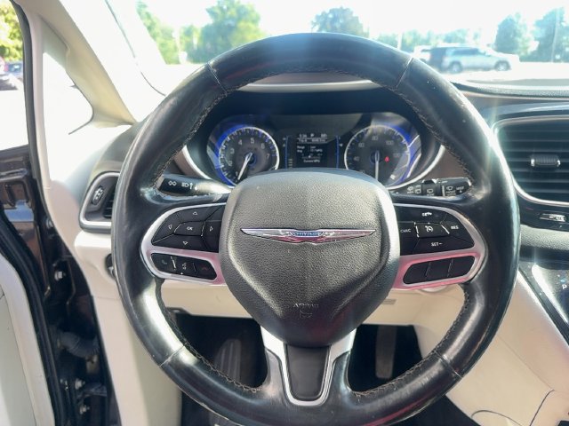 Used 2019 Chrysler Pacifica Touring-L FWD image 18