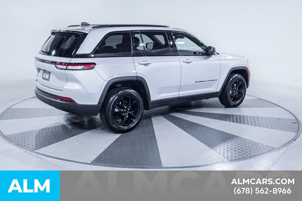 Used 2025 Jeep Grand Cherokee Altitude AWD/4WD image 10