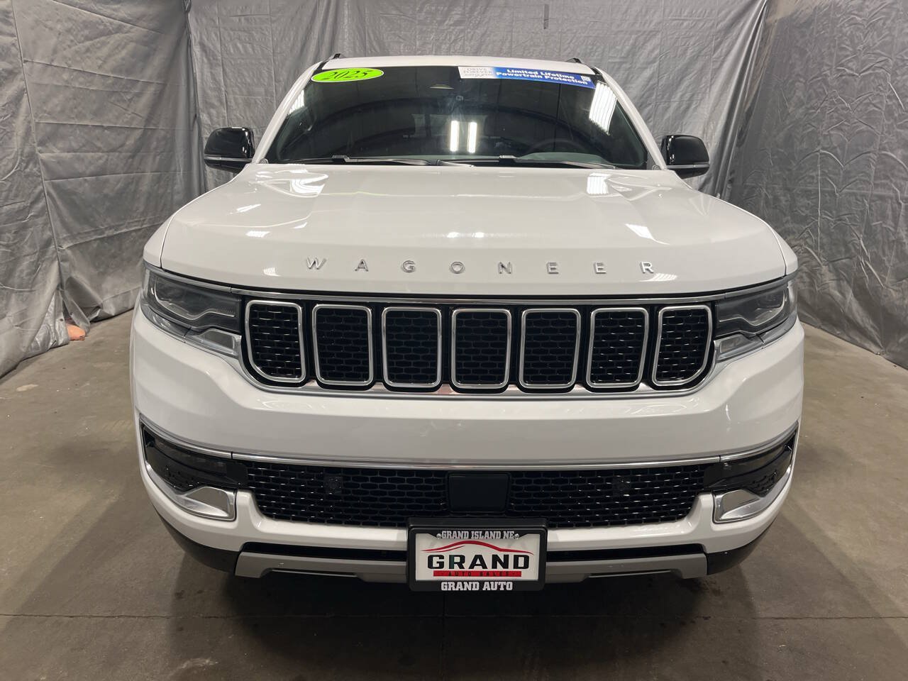 Used 2025 Jeep Wagoneer Series II AWD/4WD image 2