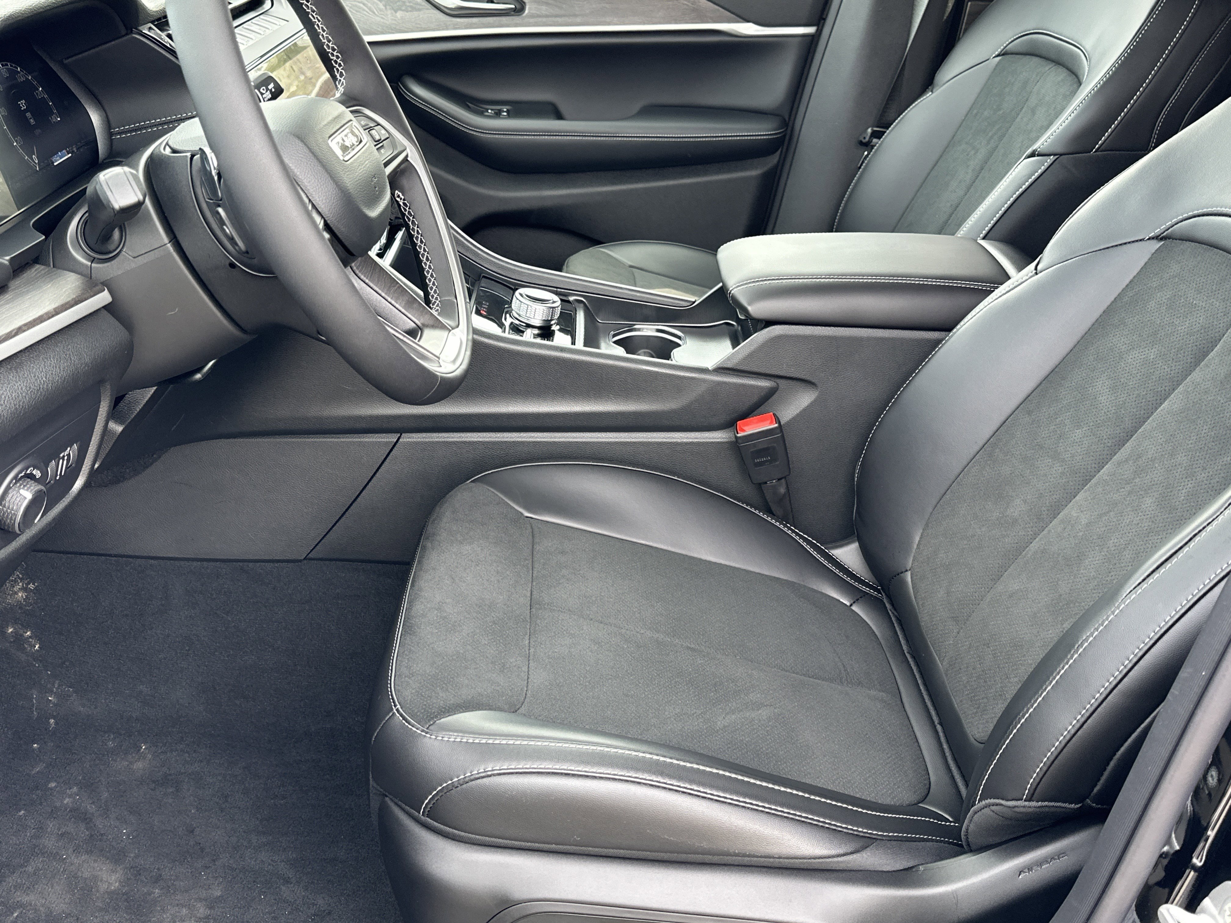 New 2026 Jeep Grand Cherokee Altitude image 10