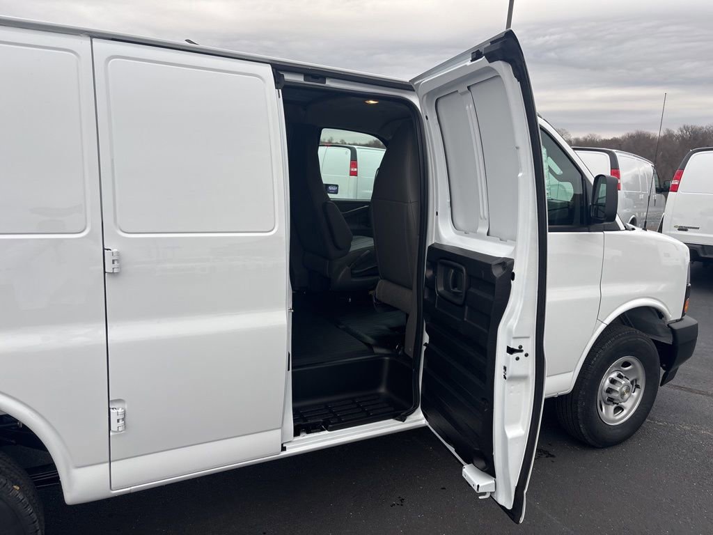 New 2025 Chevrolet Express 2500 w/ Driver Convenience Package image 31