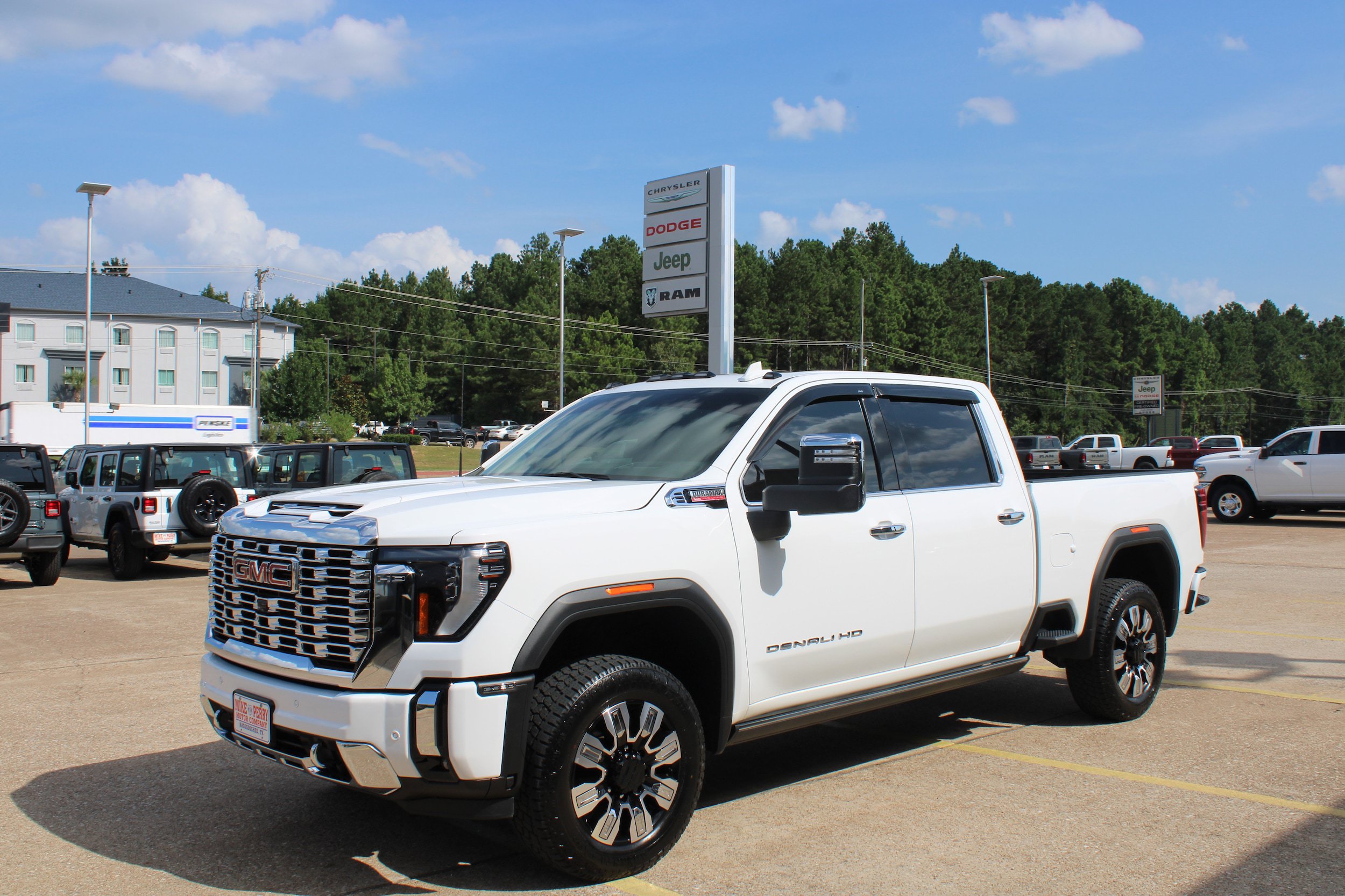 Used 2025 GMC Sierra 2500 Denali w/ Denali Reserve Package AWD/4WD image 1