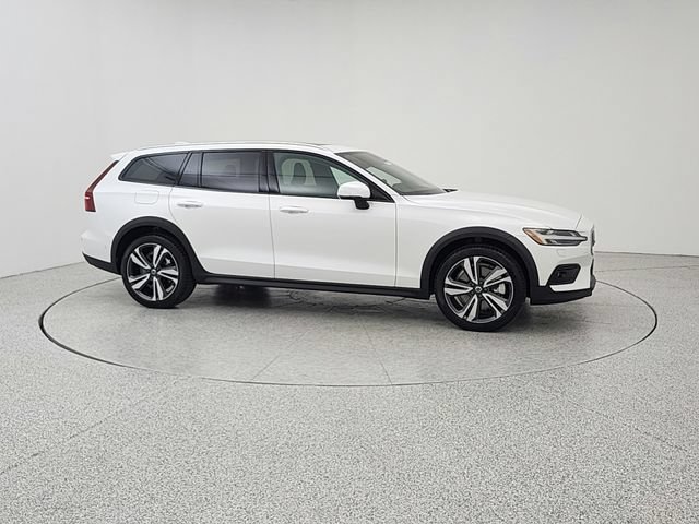 Certified 2025 Volvo V60 B5 Cross Country Plus AWD/4WD image 3