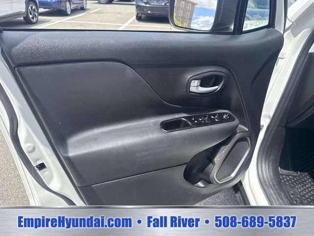 Used 2023 Jeep Renegade Latitude AWD/4WD image 17
