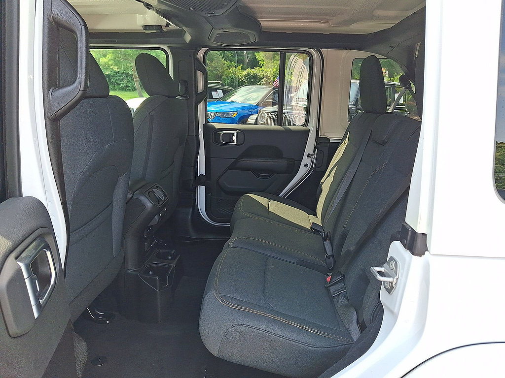 Used 2025 Jeep Wrangler Unlimited Sahara AWD/4WD image 13