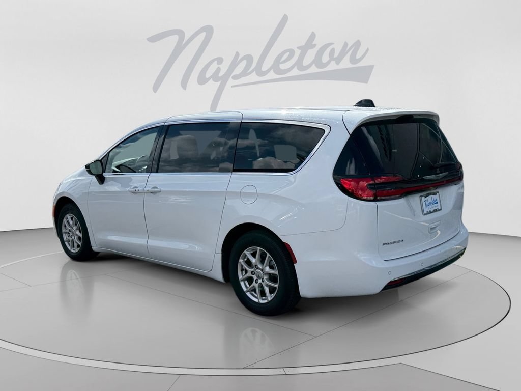 Used 2025 Chrysler Pacifica Select FWD image 3