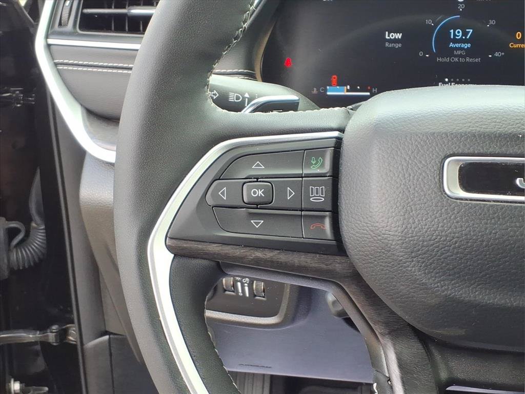 Used 2023 Jeep Grand Cherokee L Limited w/ Luxury Tech Group II AWD/4WD image 11