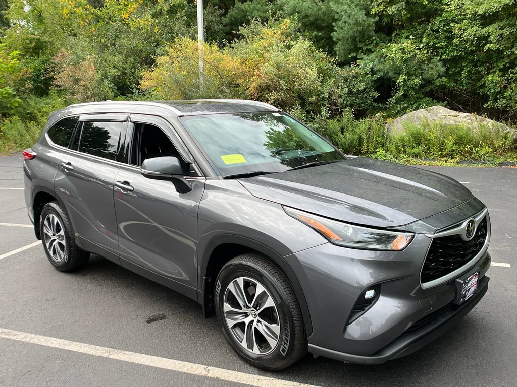 Used 2021 Toyota Highlander XLE AWD/4WD image 7
