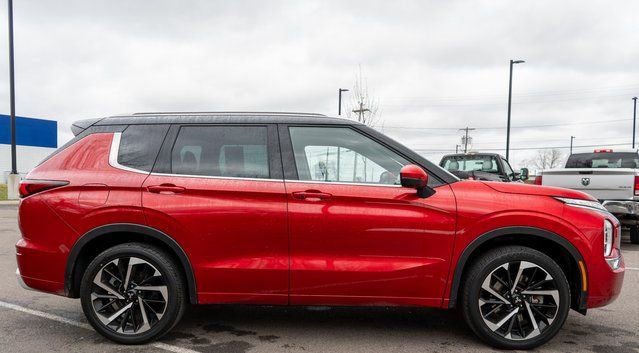 Used 2023 Mitsubishi Outlander AWD image 5