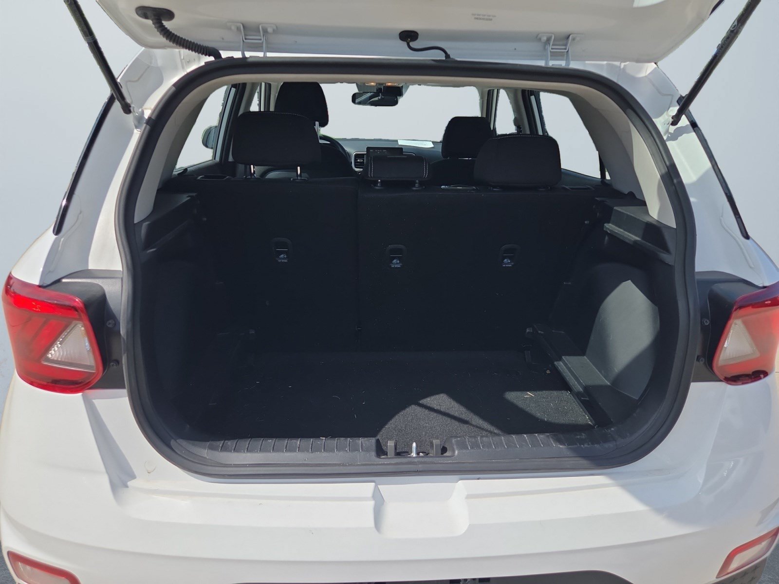Certified 2025 Hyundai Venue SEL FWD image 16