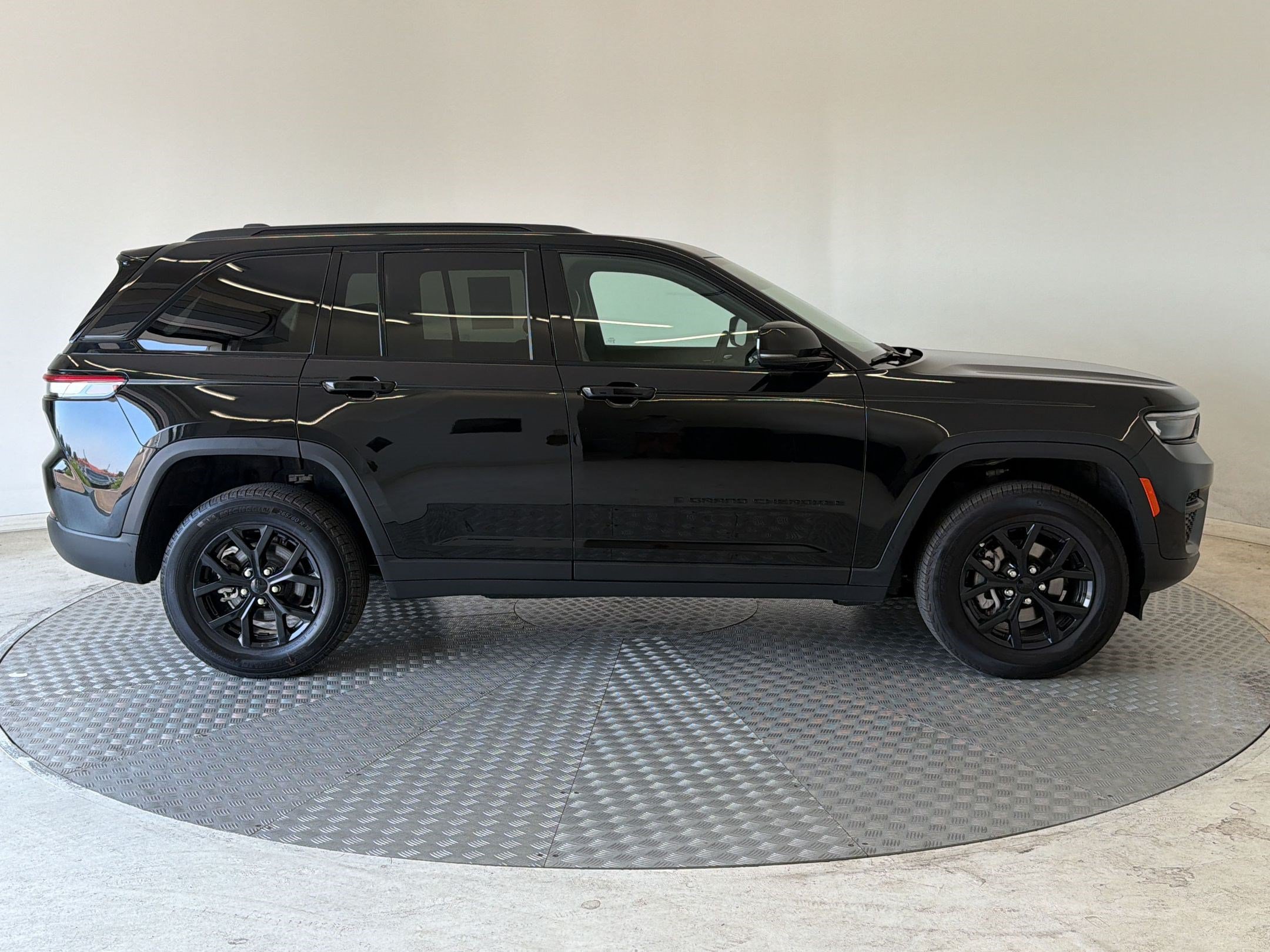 Used 2025 Jeep Grand Cherokee Altitude AWD/4WD image 8