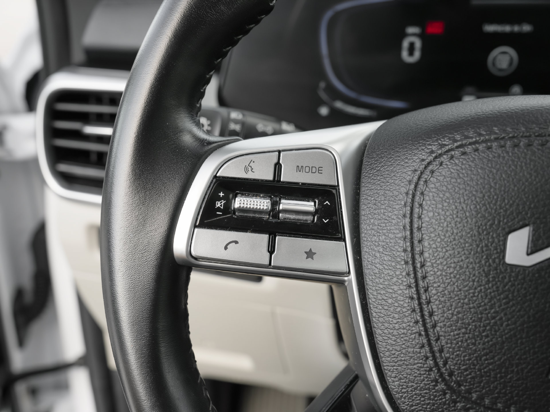 Used 2025 Kia Telluride S FWD image 16