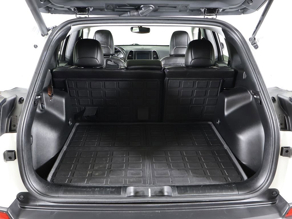 Used 2019 Jeep Cherokee Latitude Plus w/ Comfort/Convenience Group image 18