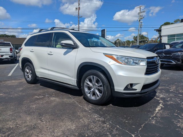 Used 2014 Toyota Highlander XLE FWD image 3