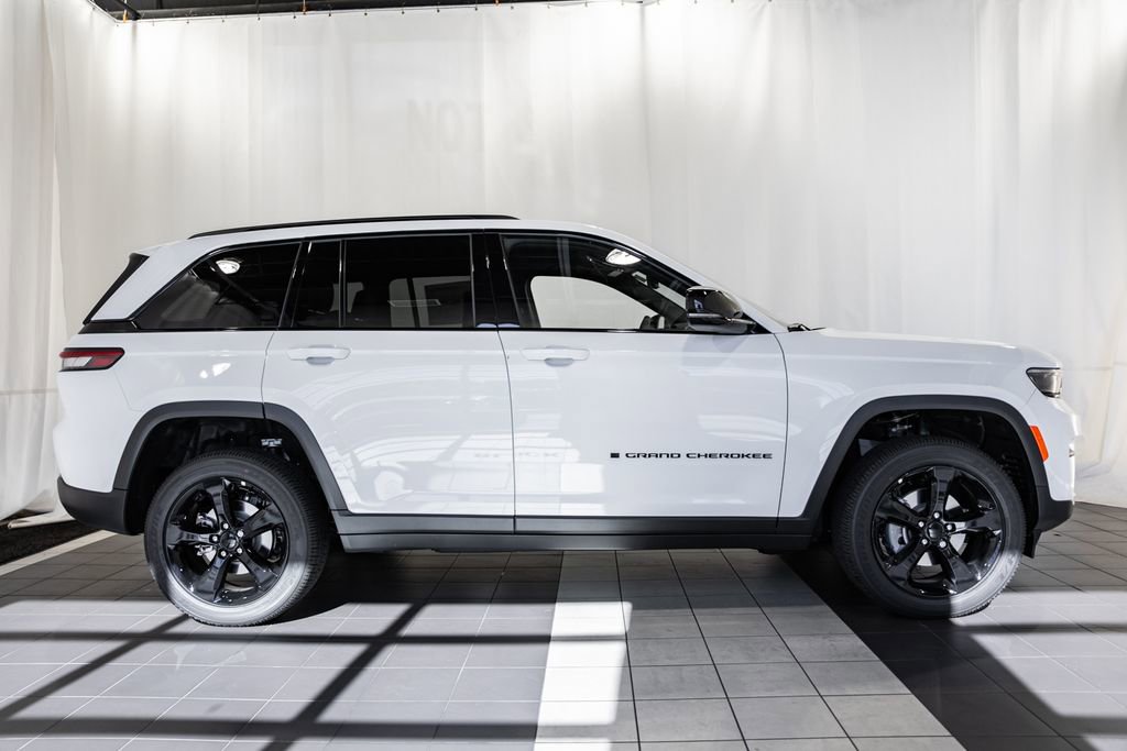 New 2025 Jeep Grand Cherokee Altitude image 3