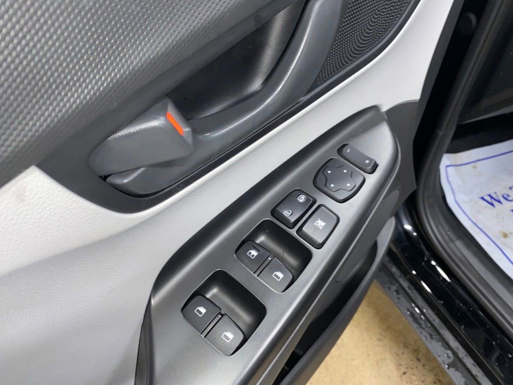 Used 2023 Hyundai Kona SE image 11