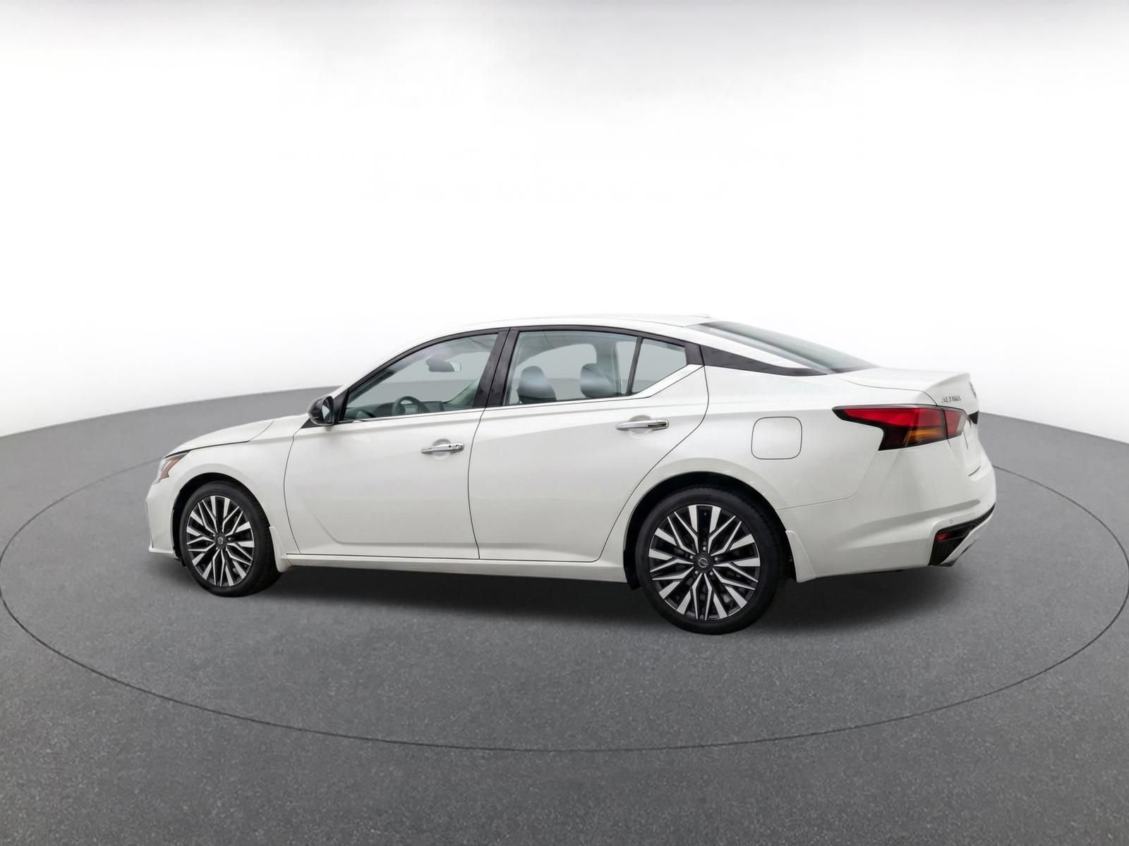 Used 2025 Nissan Altima 2.5 SV FWD image 7