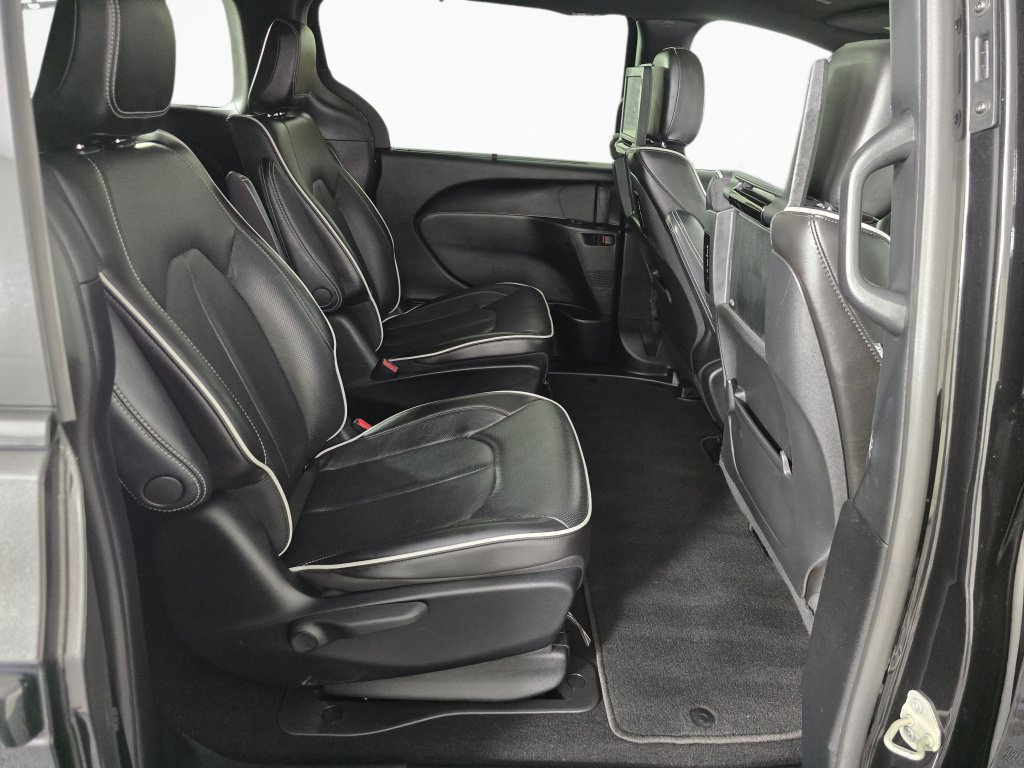 Used 2023 Chrysler Pacifica Limited w/ Uconnect Theater Family Group FWD image 39