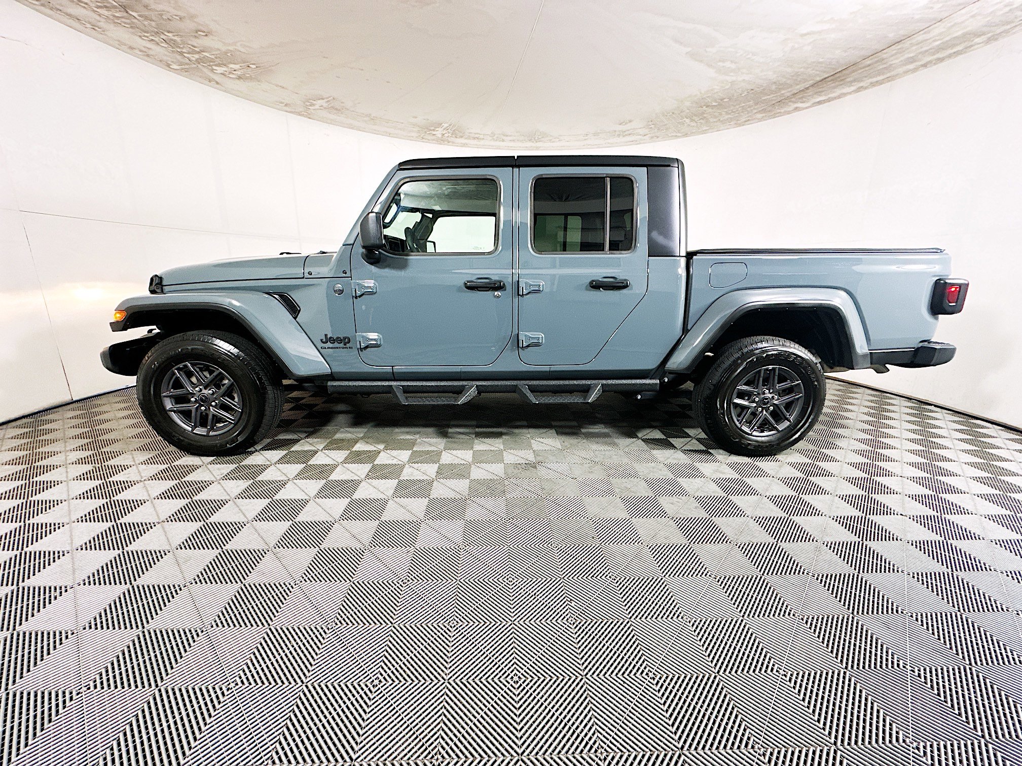 Used 2025 Jeep Gladiator Sport AWD/4WD image 6