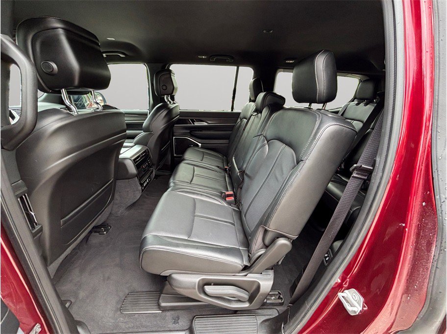 Used 2024 Jeep Wagoneer Series II w/ Flexible Seating Group image 40