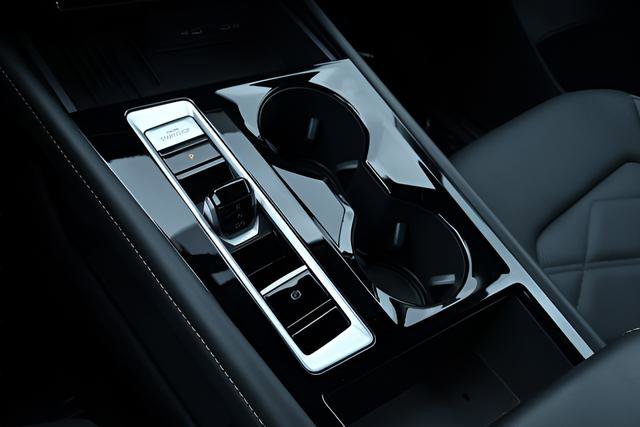 Certified 2025 Volkswagen Atlas SE FWD image 28