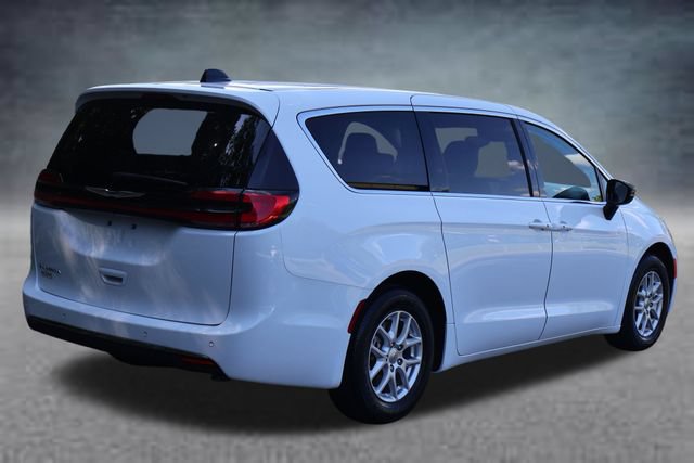 Used 2024 Chrysler Pacifica Touring-L FWD image 3
