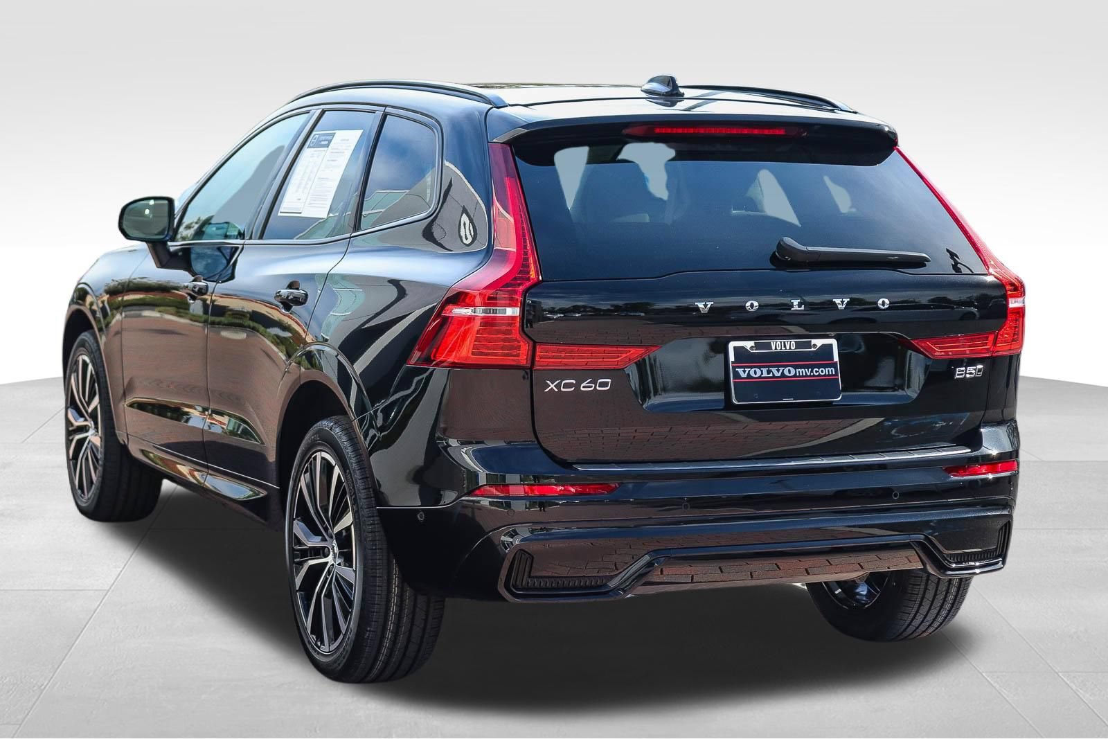Used 2024 Volvo XC60 B5 Plus w/ Protection Package Premier AWD/4WD image 5