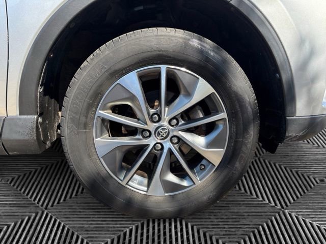 Used 2016 Toyota RAV4 XLE AWD/4WD image 32