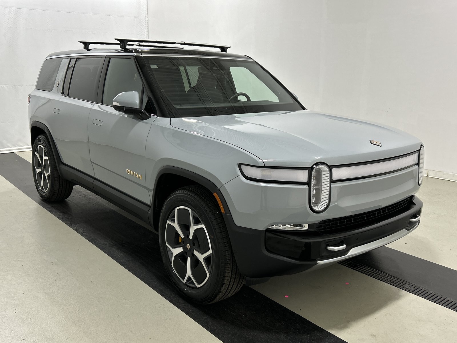 Used 2024 Rivian R1S Adventure AWD/4WD image 7