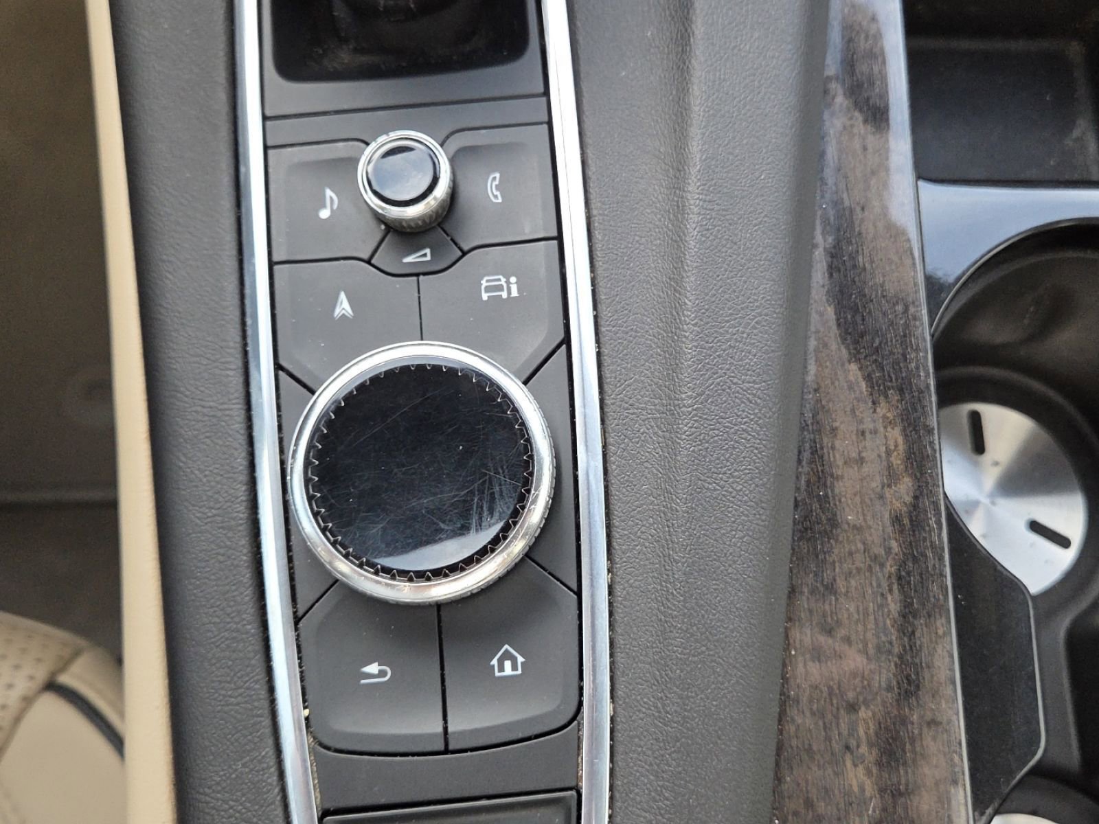 Used 2022 Cadillac Escalade Premium Luxury RWD image 33