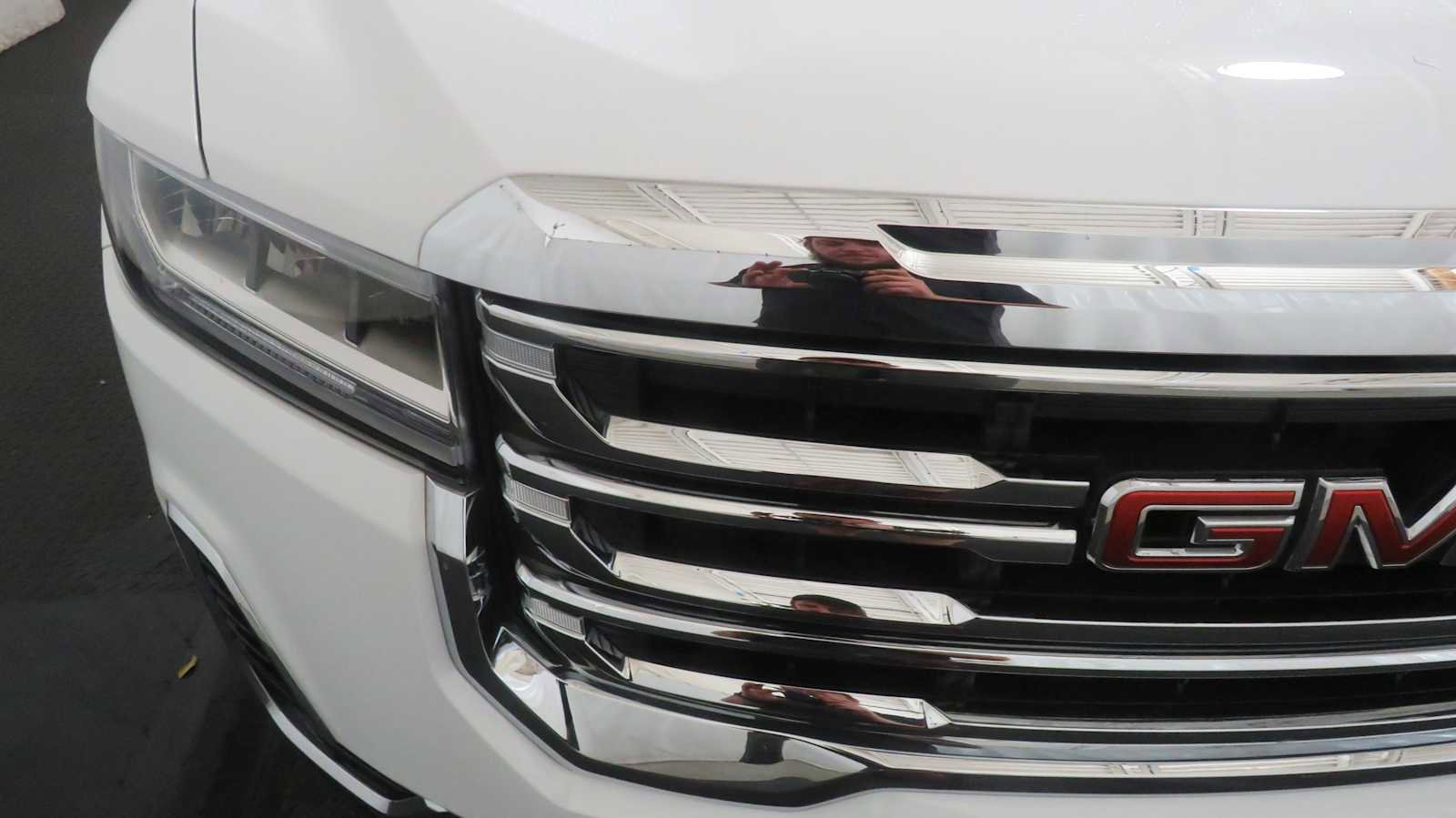 Used 2023 GMC Acadia SLE w/ Driver Convenience Package image 4