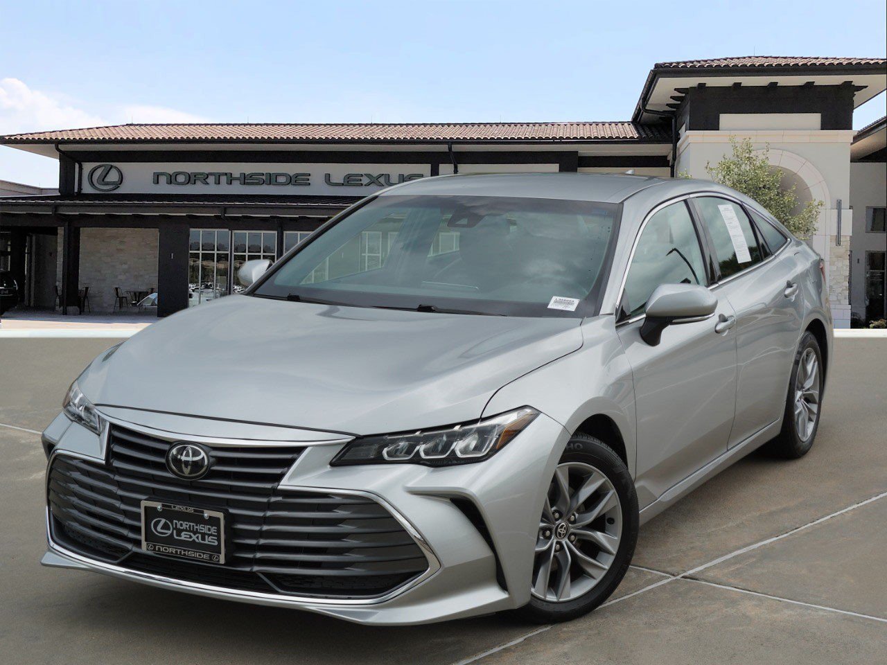 Used 2022 Toyota Avalon XLE FWD image 1