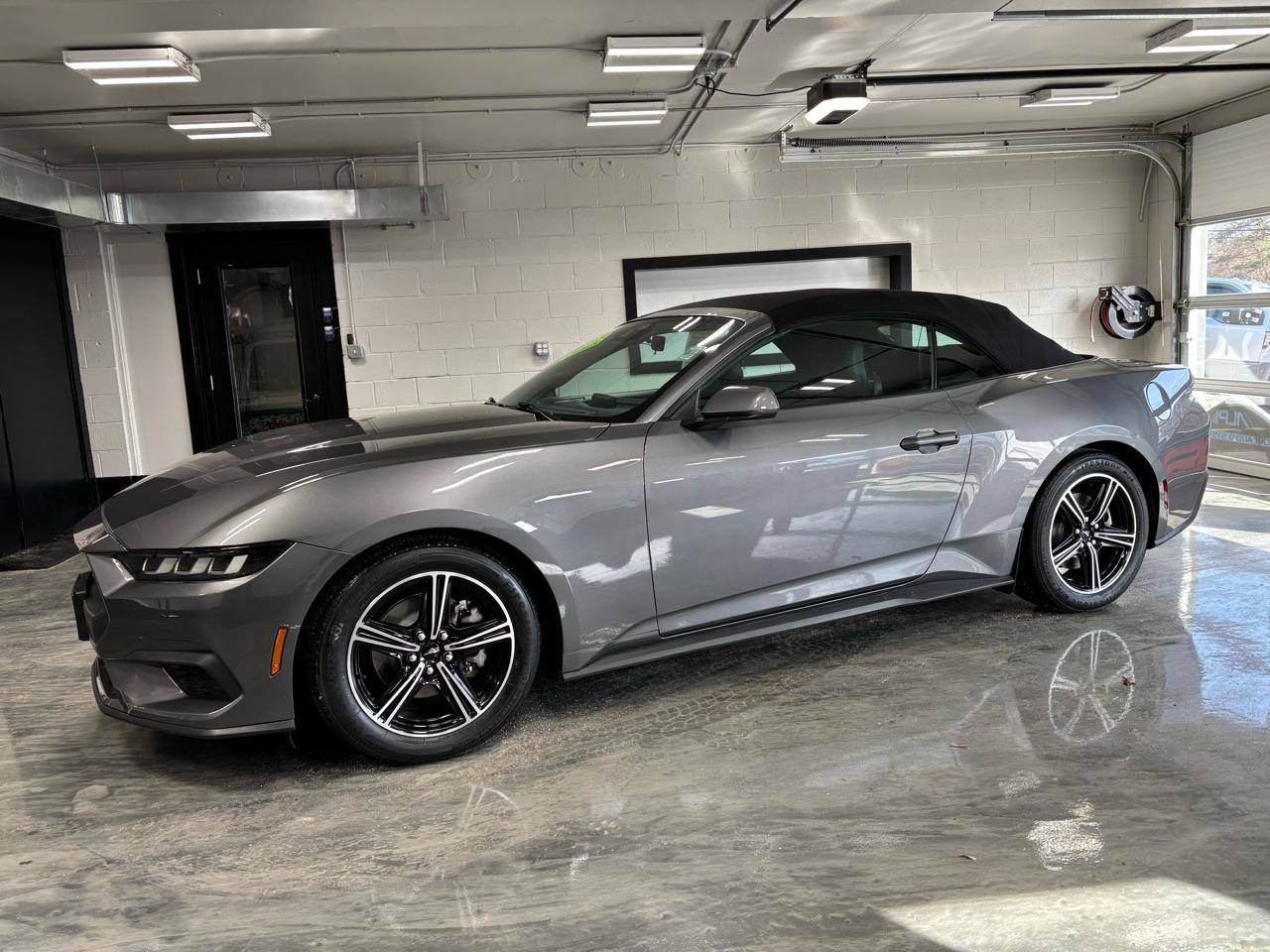 Used 2024 Ford Mustang Convertible image 5