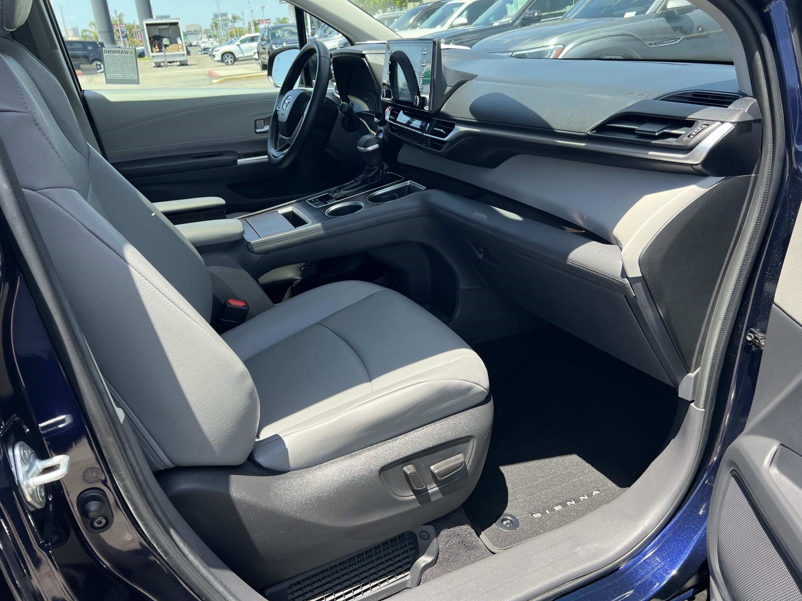 Used 2023 Toyota Sienna XLE FWD image 27