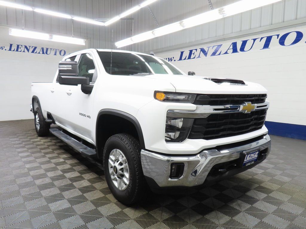 Used 2025 Chevrolet Silverado 2500 LT w/ Convenience Package AWD/4WD image 3