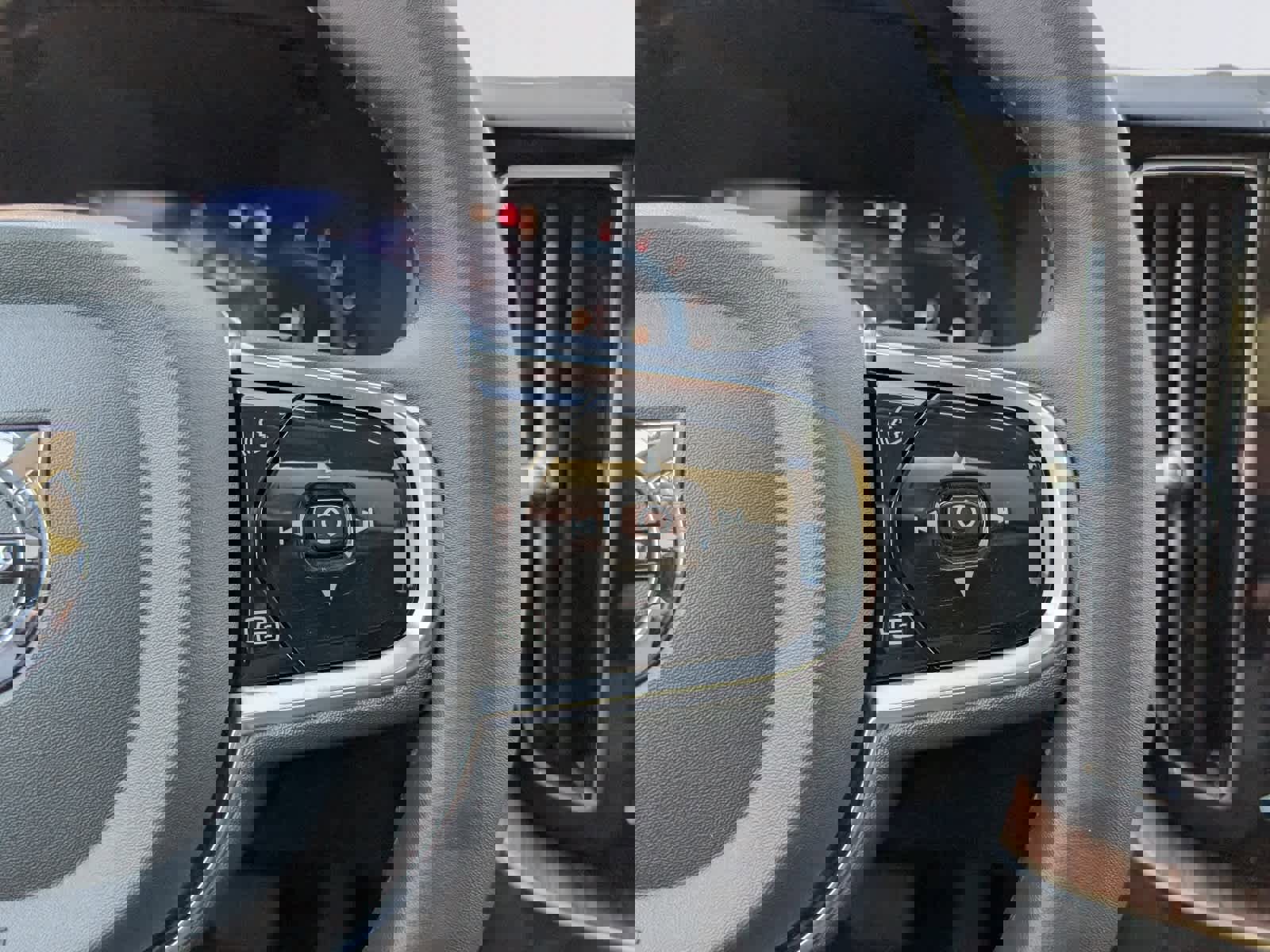 Used 2023 Volvo XC60 B5 Plus image 23