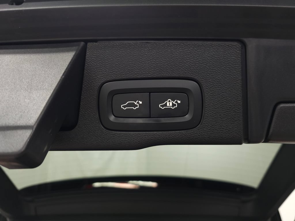 Certified 2025 Volvo XC60 B5 Plus AWD/4WD image 9