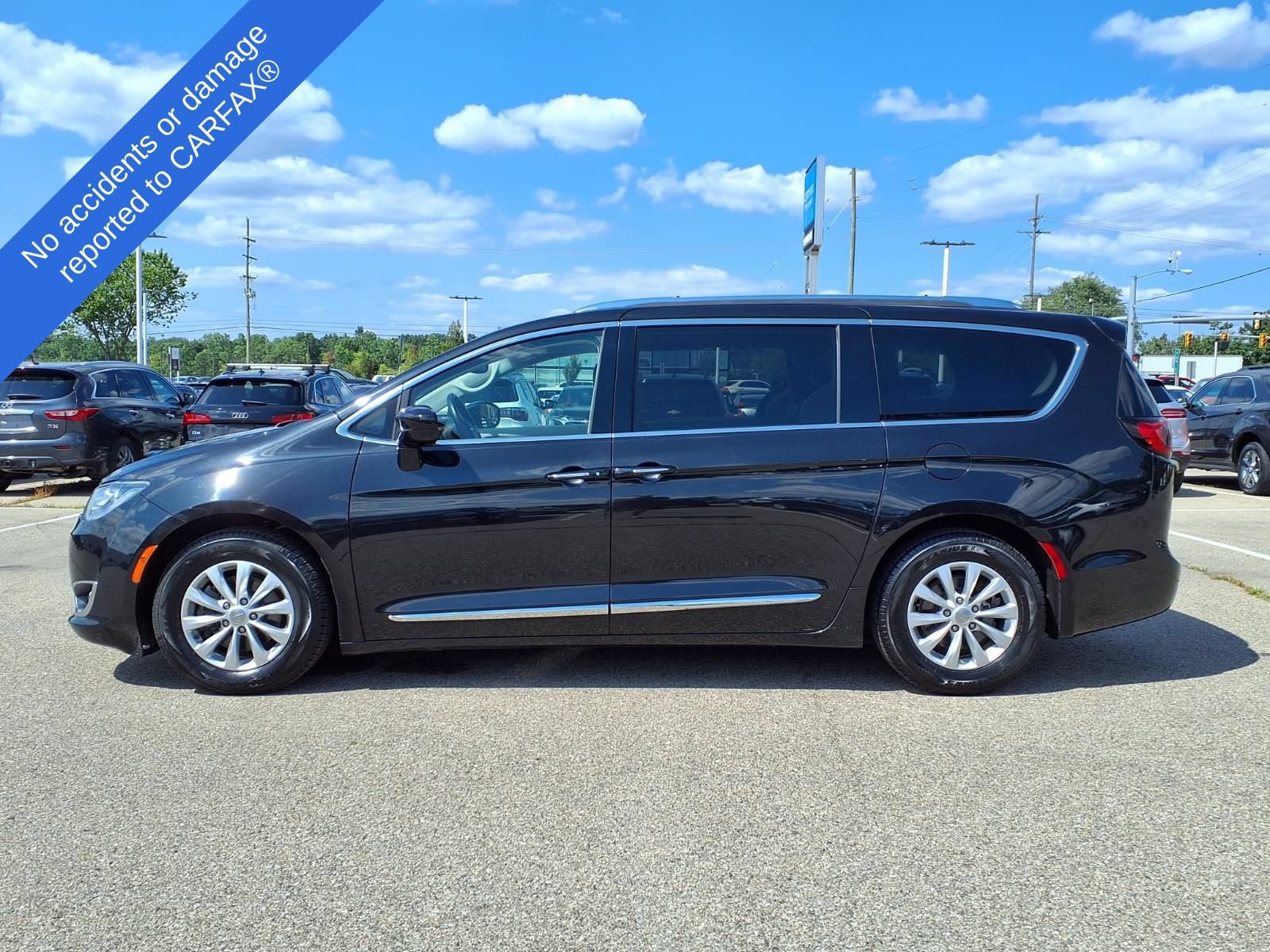 Used 2018 Chrysler Pacifica Touring-L FWD image 9