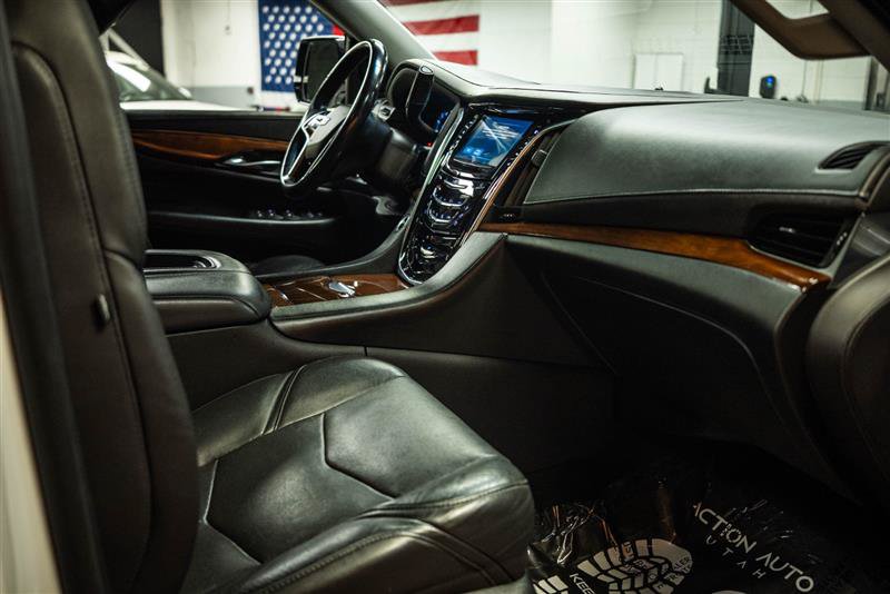Used 2019 Cadillac Escalade Luxury AWD/4WD image 14