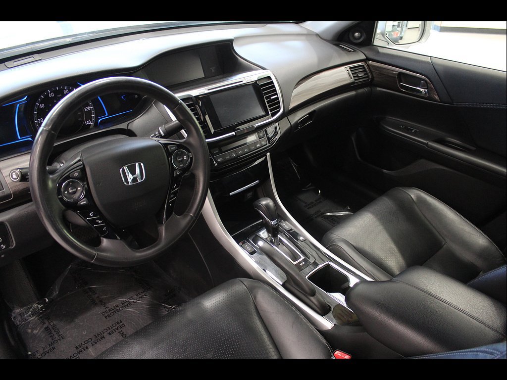 Used 2017 Honda Accord Touring image 13